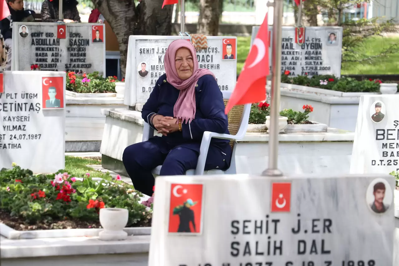 Anneler Günü’nde yürek burkan buluşma: Şehit anneleri, evlatlarının mezarında dua etti 4