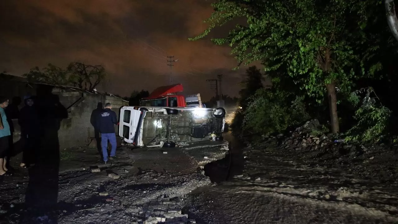 Araçlar sularla sürüklendi, ev ve iş yerlerini su bastı 5