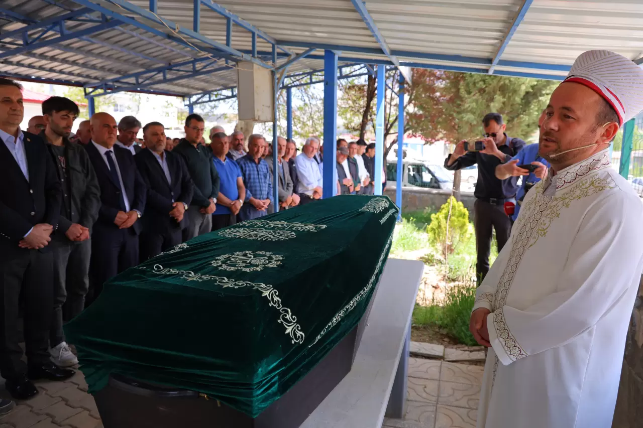 Kübra Yapıcı memleketinde son yolculuğuna uğurlandı! Kahramanmaraş’ta gözyaşları sel oldu: 'Bir çocuk annesiydi...' 1
