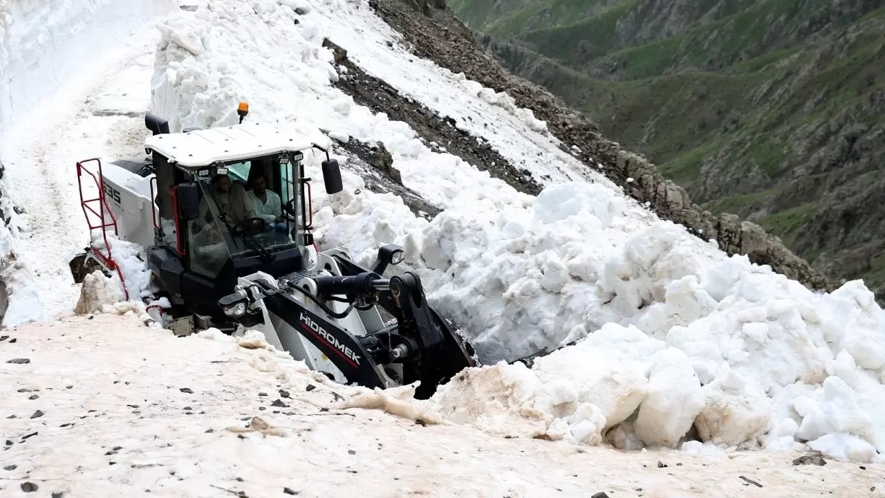 Bitlis’te Mayıs’ta kar şoku: İş makineleri karın altında kaldı! 3