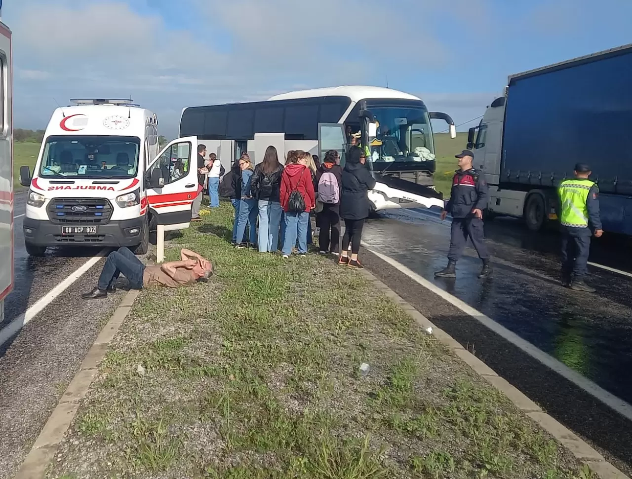 Aksaray-Nevşehir yolunda tur otobüsü kaza yaptı 8