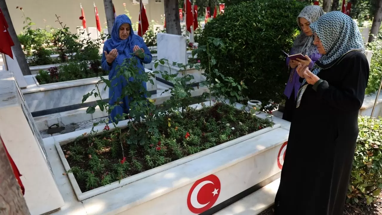 Şehitlikte bayram ibadeti sırasında yürek dağlayan sözler! 7