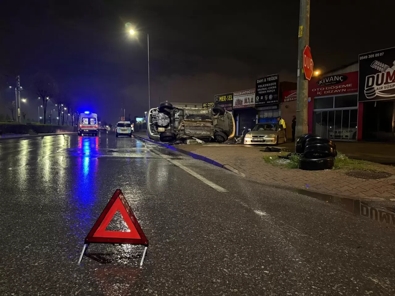 Korkutan kaza! Kontrolden çıkan otomobil park halindeki araca çarpıp yan yattı 5