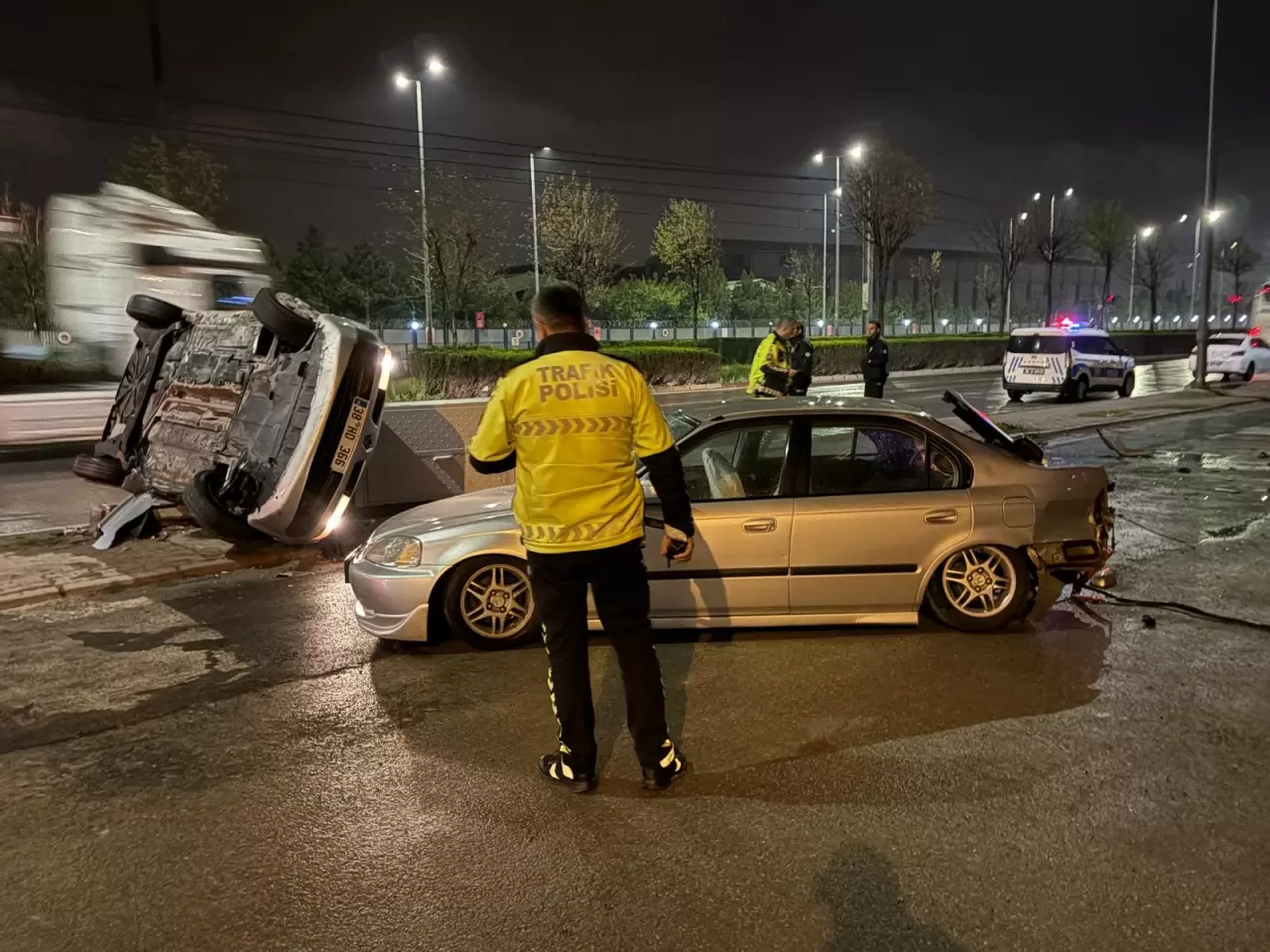 Korkutan kaza! Kontrolden çıkan otomobil park halindeki araca çarpıp yan yattı 4