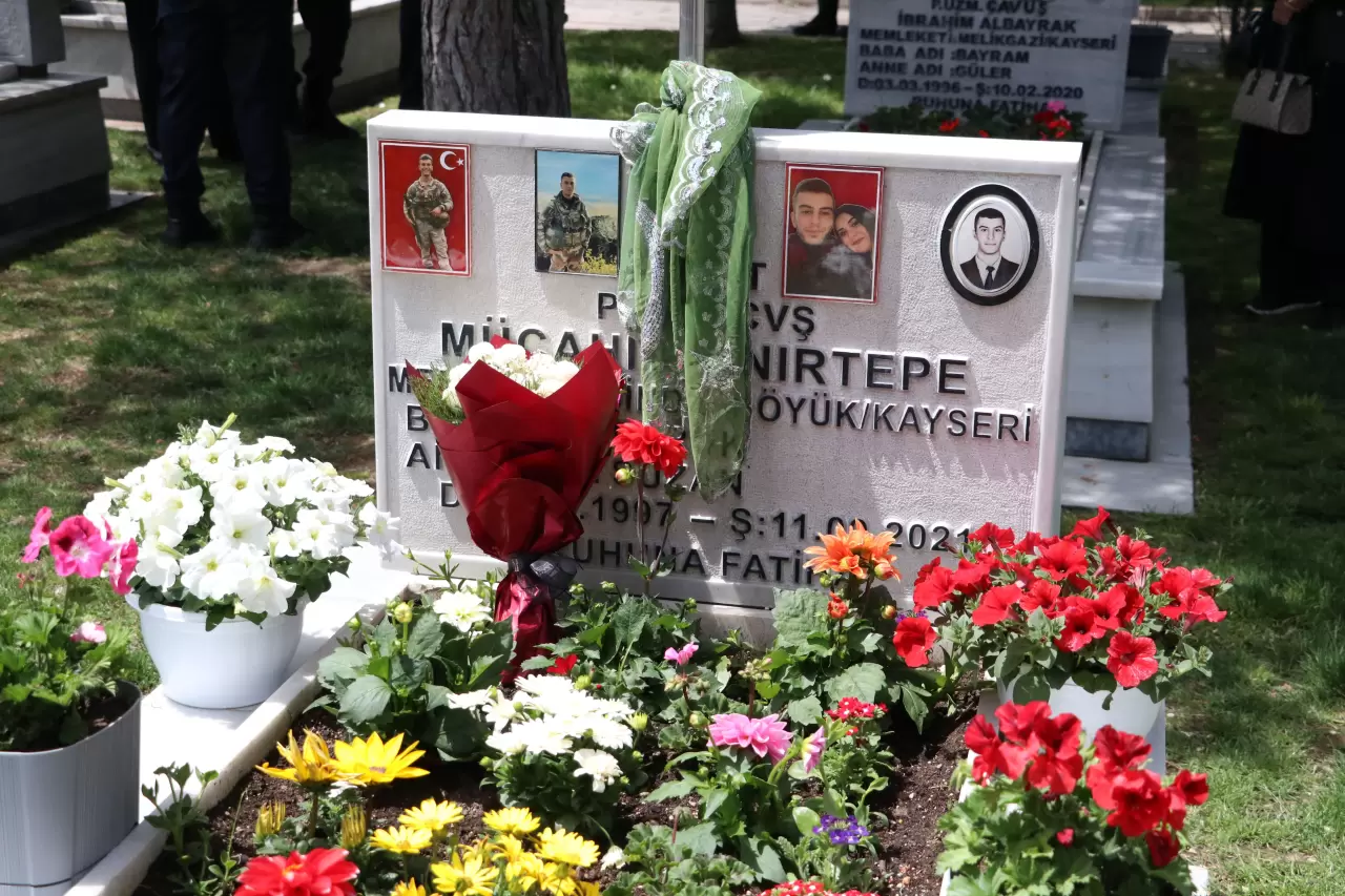Anneler Günü’nde yürek burkan buluşma: Şehit anneleri, evlatlarının mezarında dua etti 2
