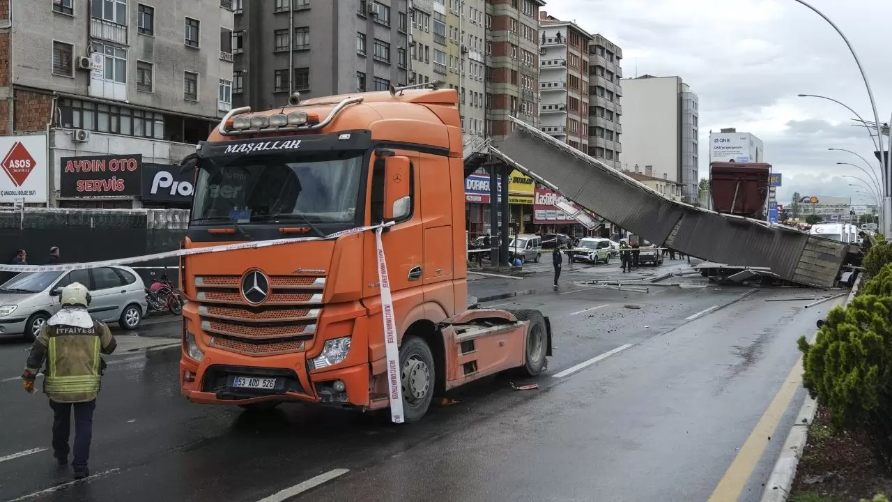 TIR sürücüsünün inanılmaz hatası köprüyü yerle bir etti! 1