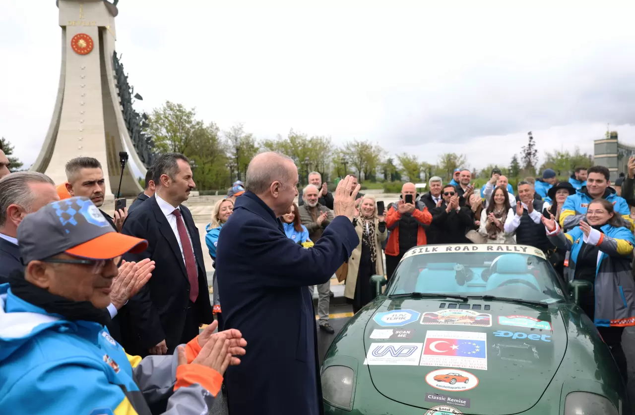 Beştepe'de ralli heyecanı! Erdoğan, İpek Yolu Rallisi sporcularını uğurladı 4