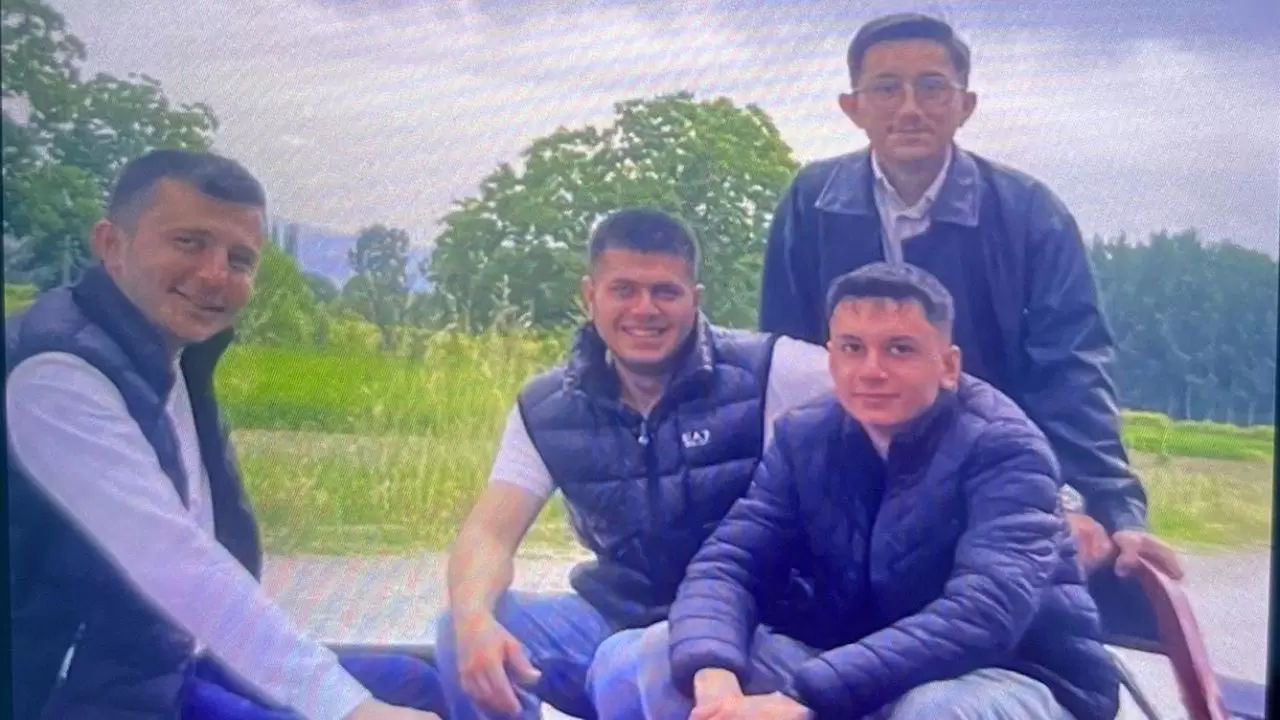 Fotoğraf çektirmek isterken triportörle suya düştüler! 8