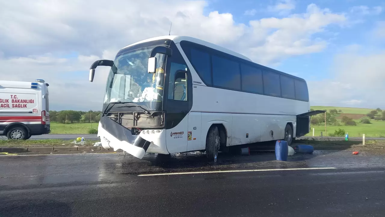 Aksaray-Nevşehir yolunda tur otobüsü kaza yaptı 10