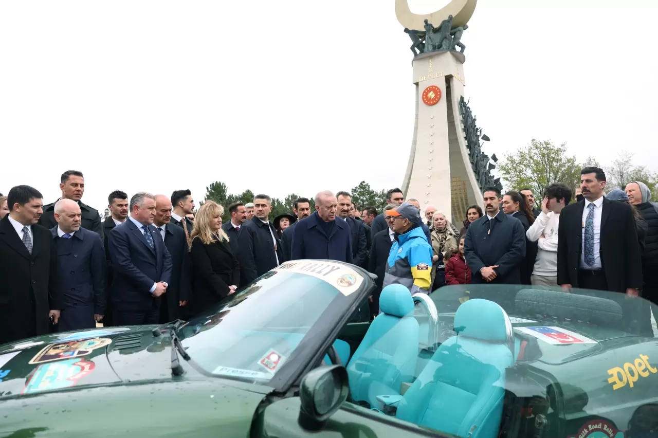 Beştepe'de ralli heyecanı! Erdoğan, İpek Yolu Rallisi sporcularını uğurladı 3