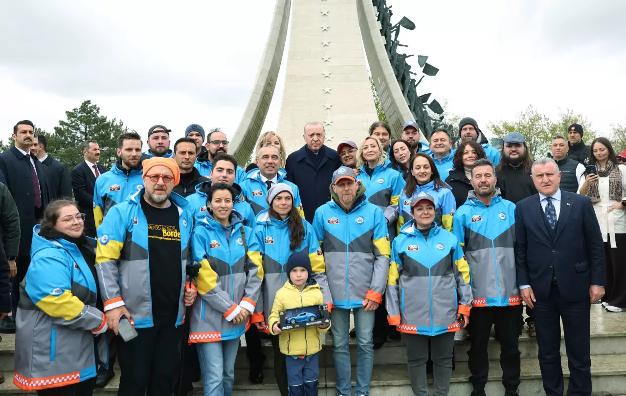 Beştepe'de ralli heyecanı! Erdoğan, İpek Yolu Rallisi sporcularını uğurladı 1