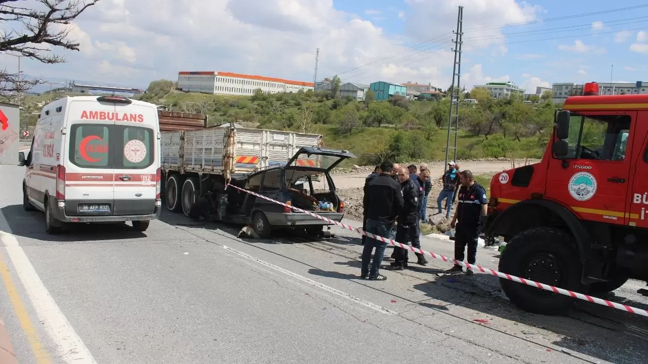 Kayseri’de kahreden kaza! Otomobil dev kamyonun altına ok gibi saplandı 3
