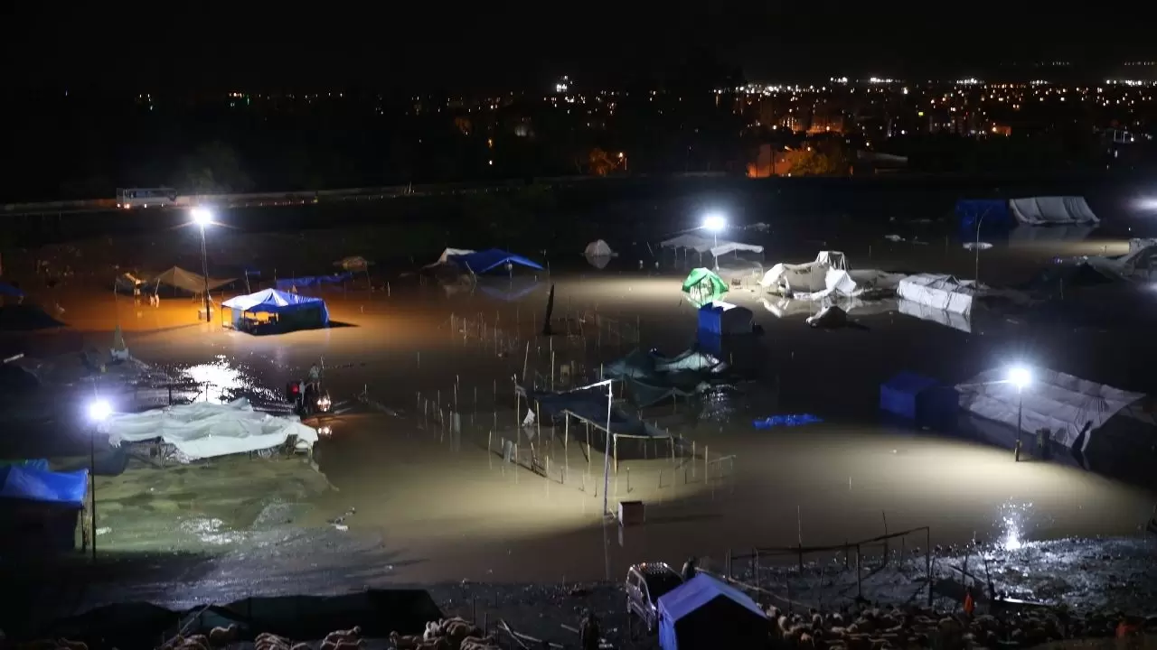 Araçlar sularla sürüklendi, ev ve iş yerlerini su bastı 10