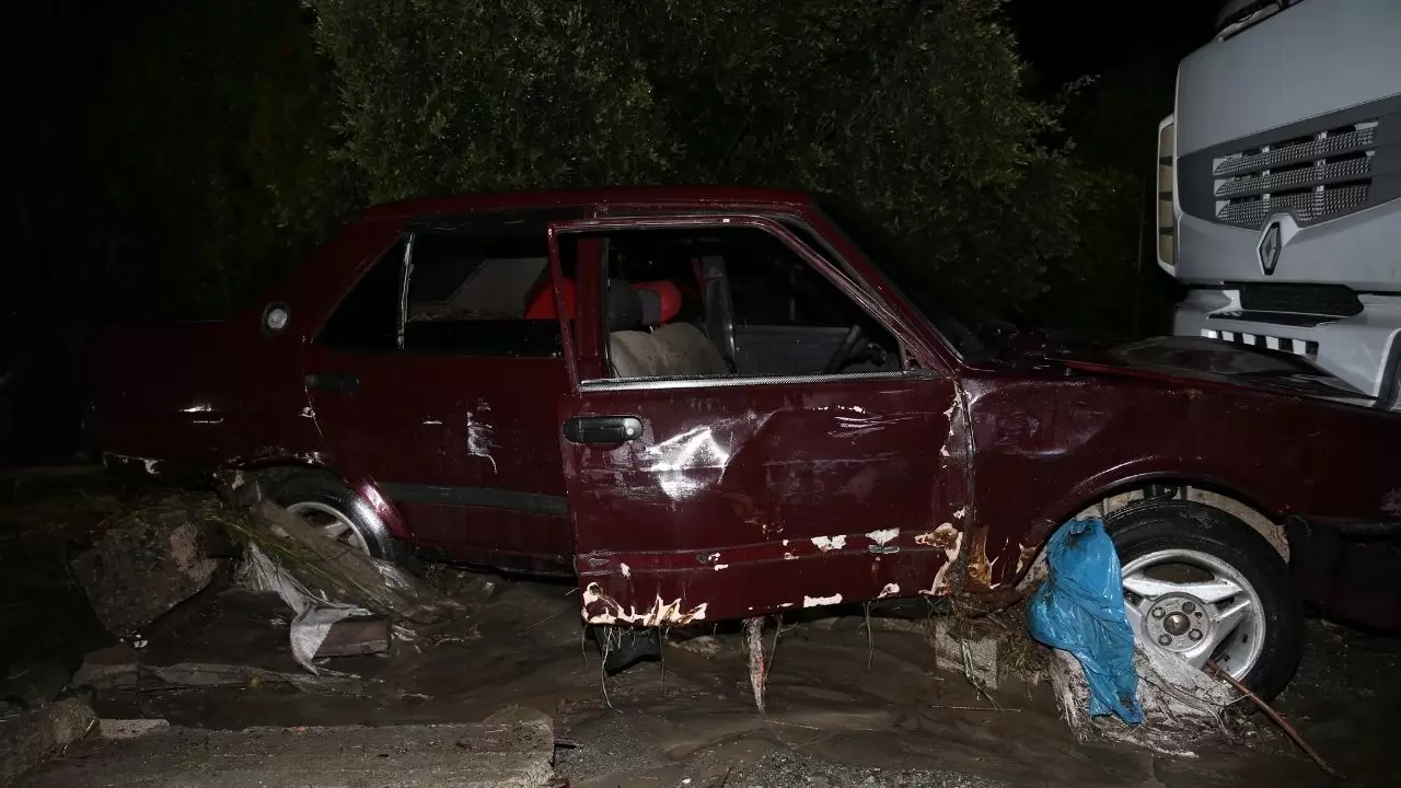 Araçlar sularla sürüklendi, ev ve iş yerlerini su bastı 6