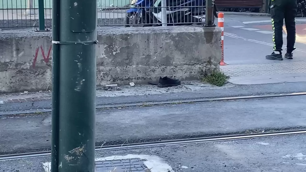 Gaziosmanpaşa’da dehşet anları! Tramvay yoluna giren motosikletli altında kaldı 1