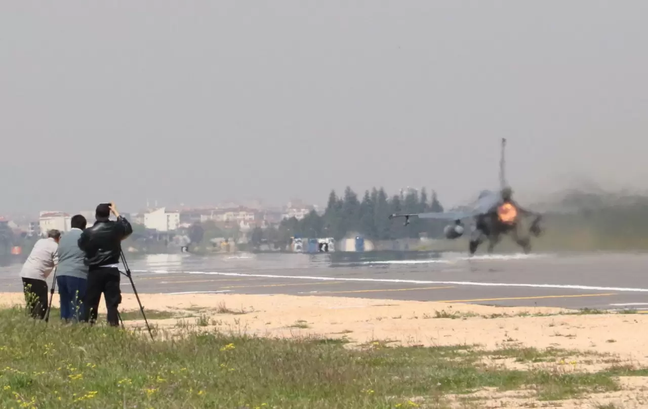 Türk jetlerinden Efes tatbikatında gövde gösterisi! F-16’lar gökyüzünde görev uçuşu gerçekleştirdi 8