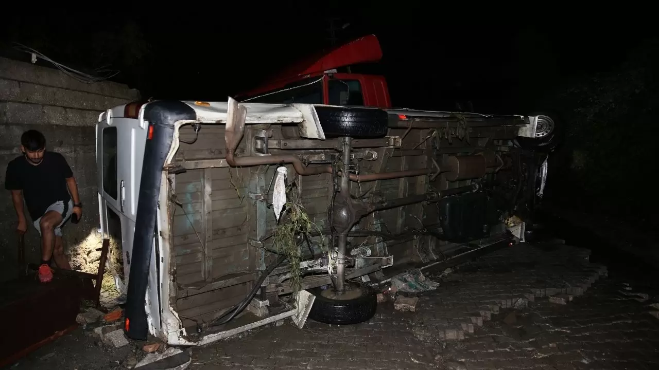 Araçlar sularla sürüklendi, ev ve iş yerlerini su bastı 4