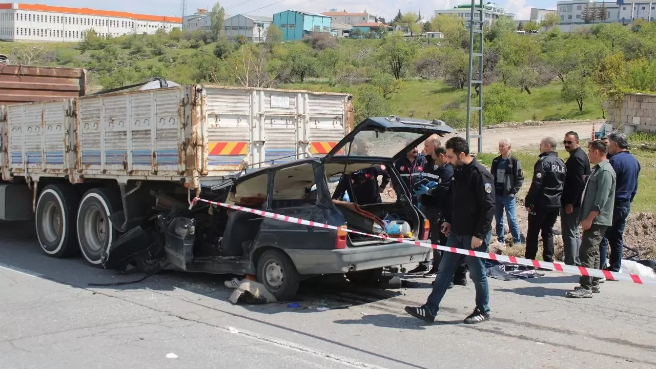 Kayseri’de kahreden kaza! Otomobil dev kamyonun altına ok gibi saplandı 1