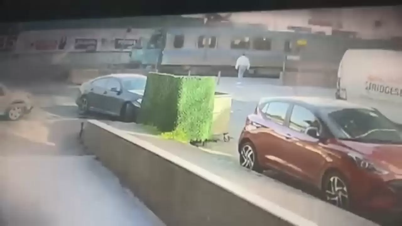 Gaziosmanpaşa’da dehşet anları! Tramvay yoluna giren motosikletli altında kaldı 3