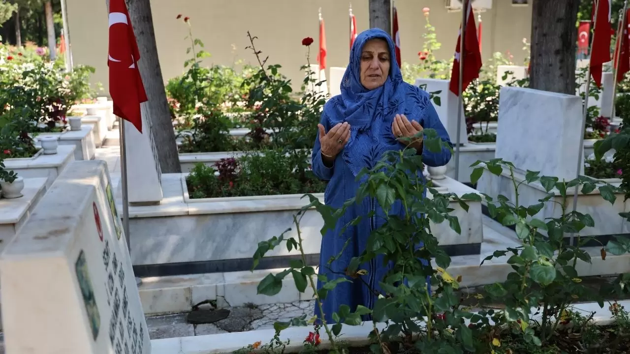 Şehitlikte bayram ibadeti sırasında yürek dağlayan sözler! 9