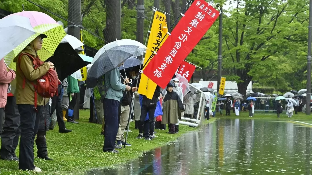 Tokyo sokakları sırılsıklam ama kararlı! 97. May Day mitinginde binlerin sesi yükseldi! 3