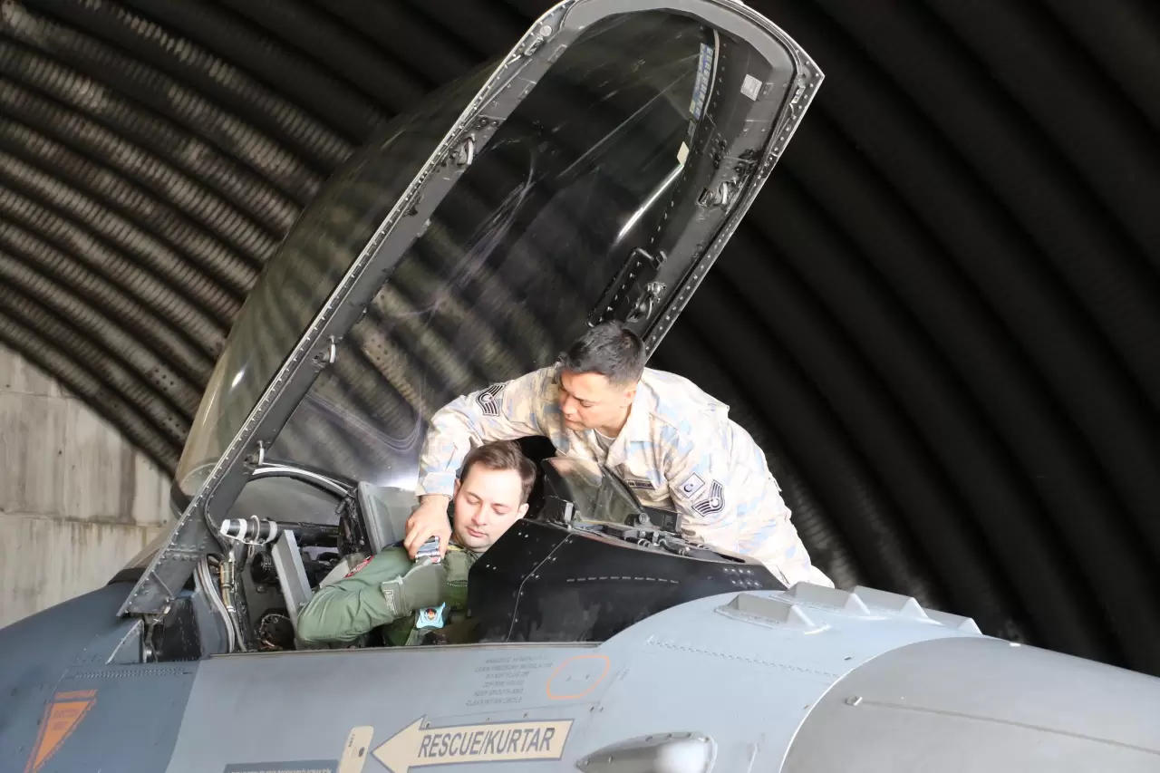 Türk jetlerinden Efes tatbikatında gövde gösterisi! F-16’lar gökyüzünde görev uçuşu gerçekleştirdi 9