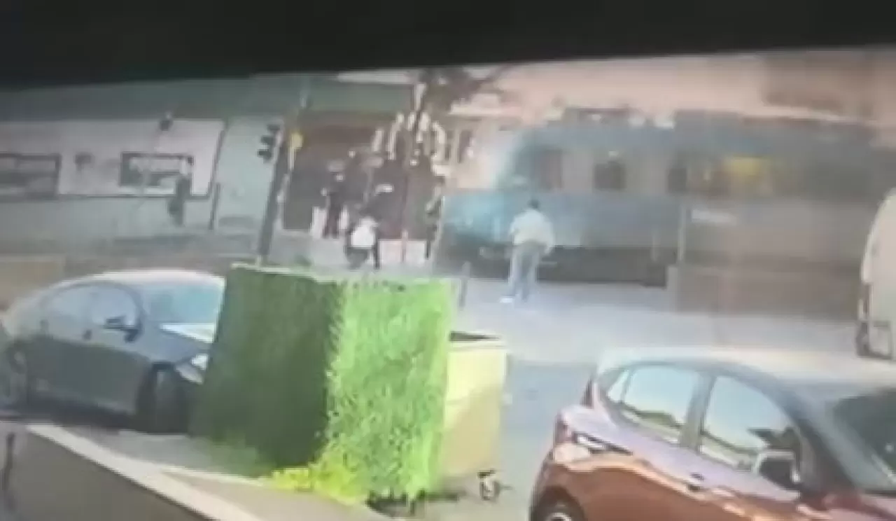 Gaziosmanpaşa’da dehşet anları! Tramvay yoluna giren motosikletli altında kaldı 4