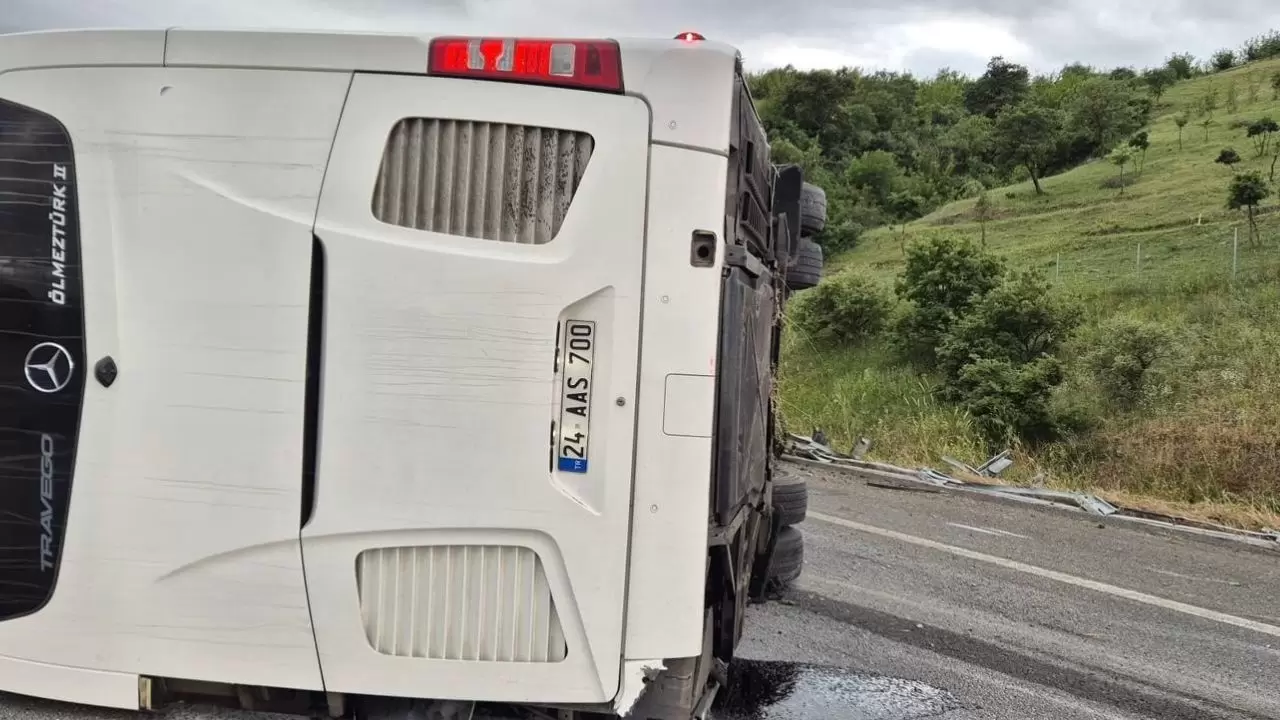 Balıkesir’de yolcu otobüsü devrildi 2