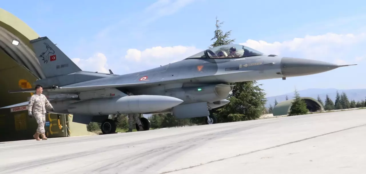 Türk jetlerinden Efes tatbikatında gövde gösterisi! F-16’lar gökyüzünde görev uçuşu gerçekleştirdi 1