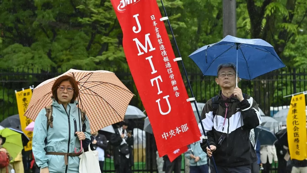 Tokyo sokakları sırılsıklam ama kararlı! 97. May Day mitinginde binlerin sesi yükseldi! 4