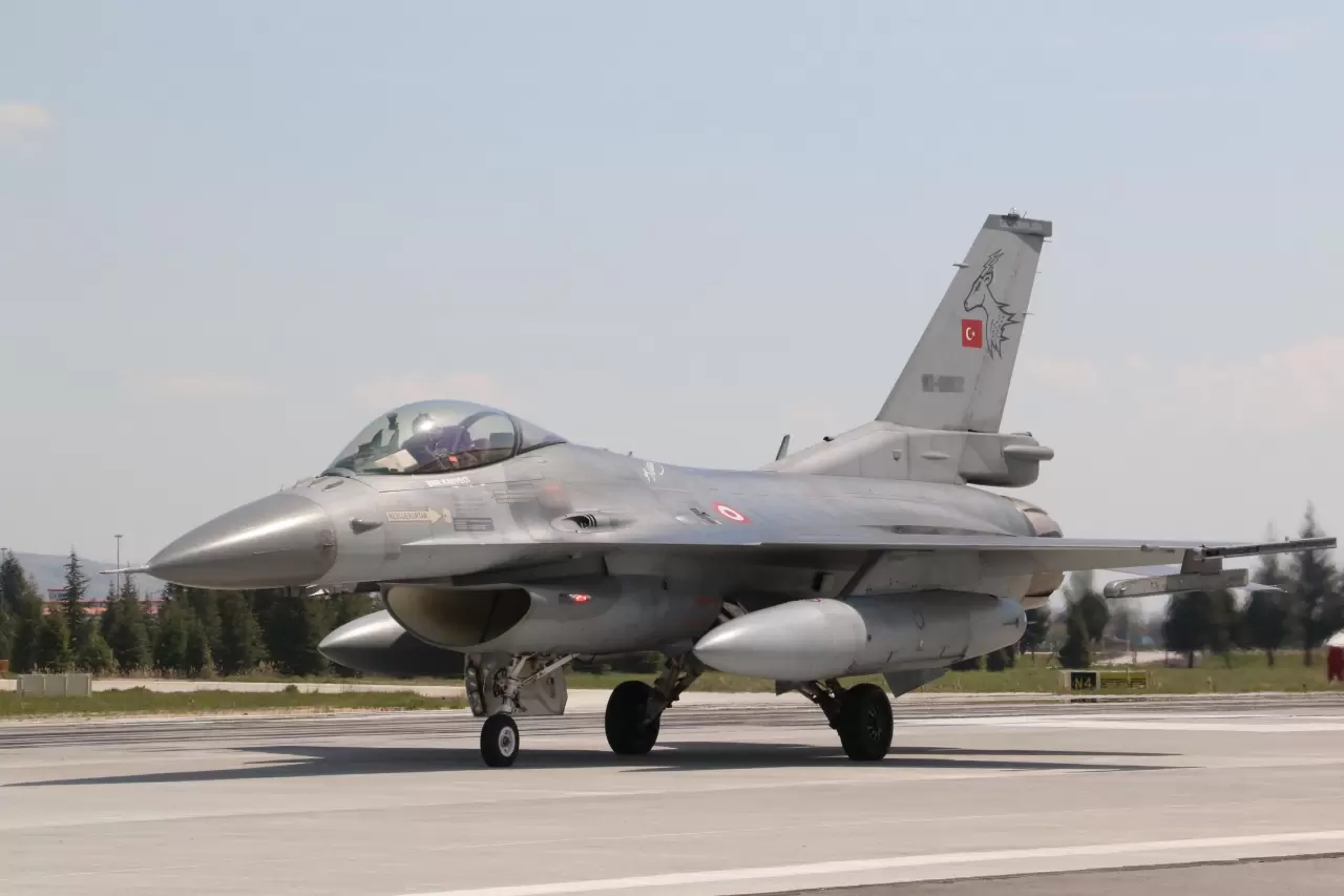 Türk jetlerinden Efes tatbikatında gövde gösterisi! F-16’lar gökyüzünde görev uçuşu gerçekleştirdi 5