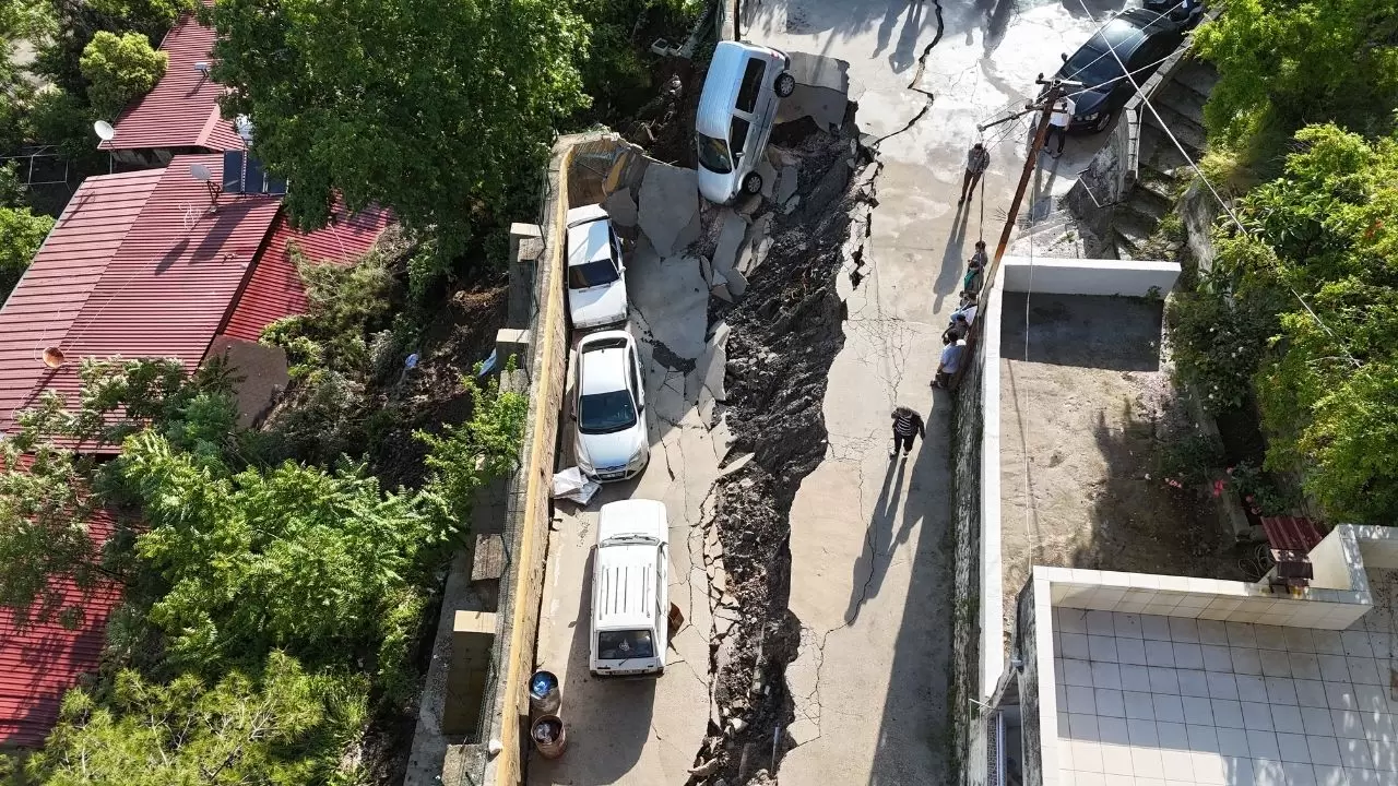 Yolun çökme anı havadan görüntülendi 3