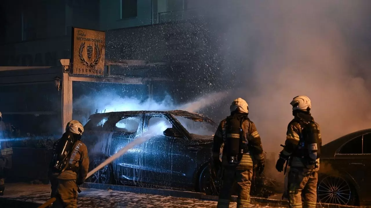 Kadıköy’de oto galeride alevli gece! Park halindeki araç bomba gibi patladı 2