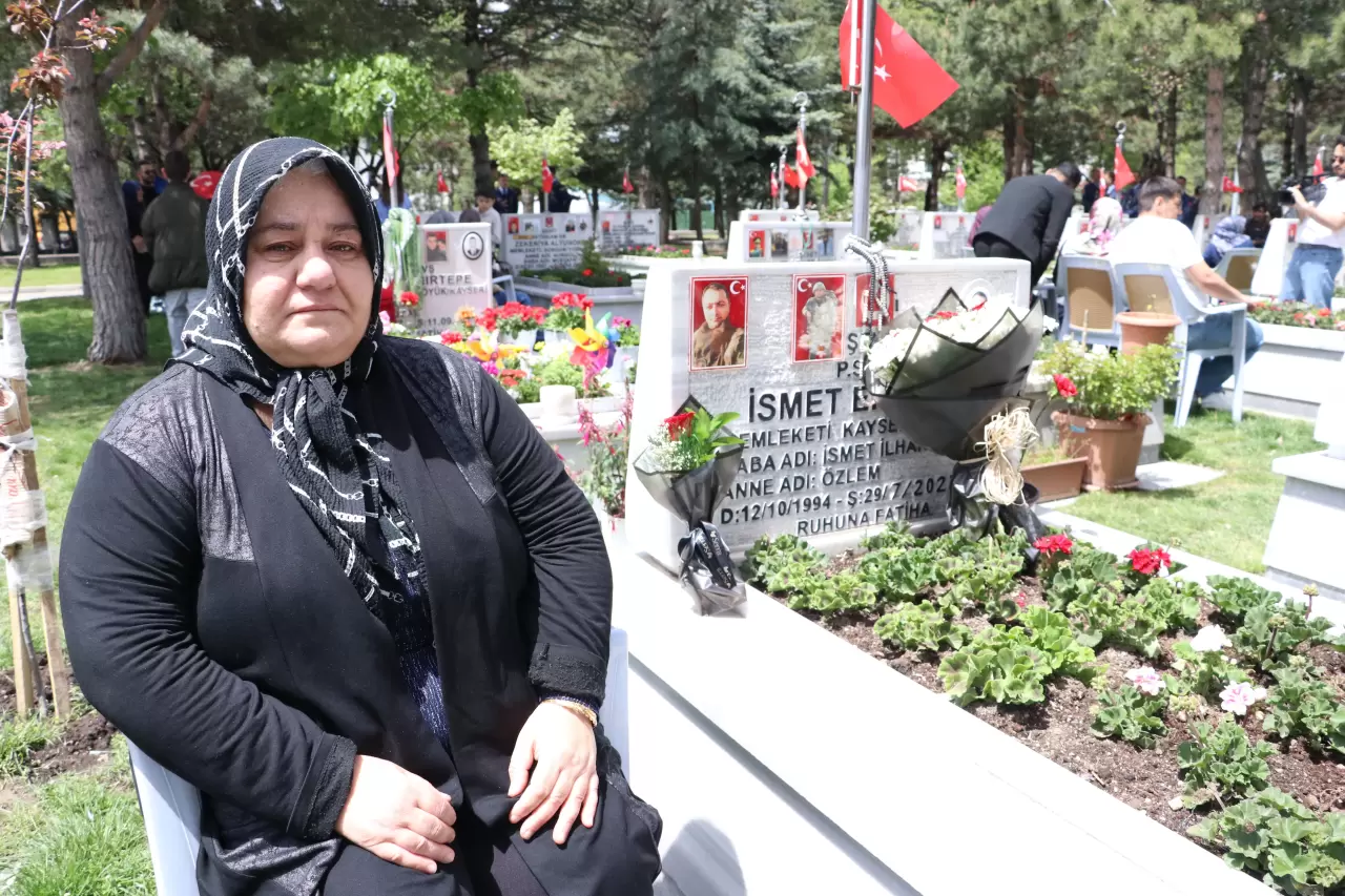 Anneler Günü’nde yürek burkan buluşma: Şehit anneleri, evlatlarının mezarında dua etti 3