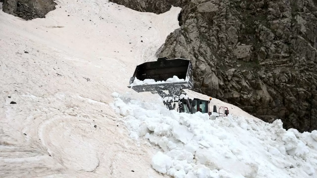 Bitlis’te Mayıs’ta kar şoku: İş makineleri karın altında kaldı! 6