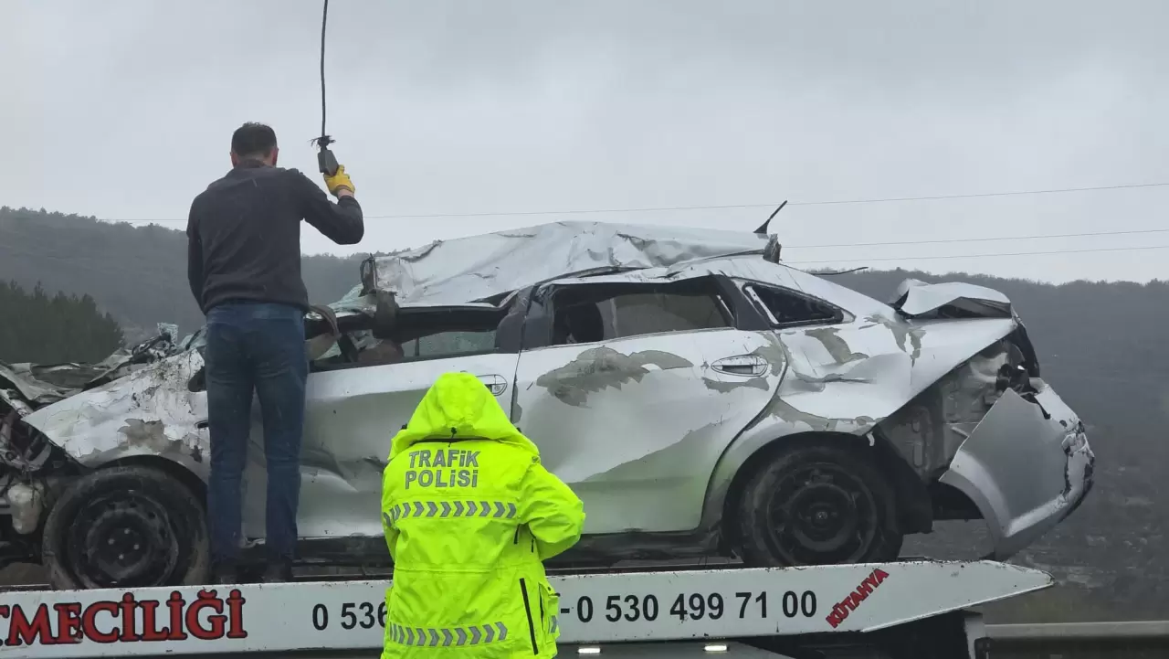 Kütahya’da dehşet veren kaza! Bariyerleri aşıp 60 metreden Porsuk Çayı’na uçtu 4