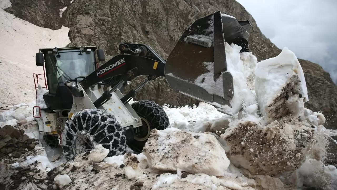 Bitlis’te Mayıs’ta kar şoku: İş makineleri karın altında kaldı! 8