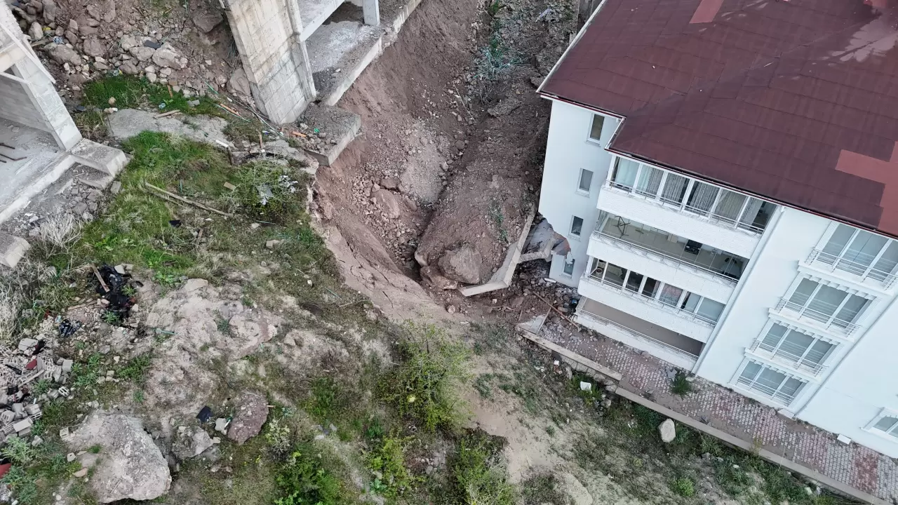 Nevşehir'de sabaha karşı dehşet! 'Yıldırım düştü sandık, istinat duvarı evimize girdi' 1