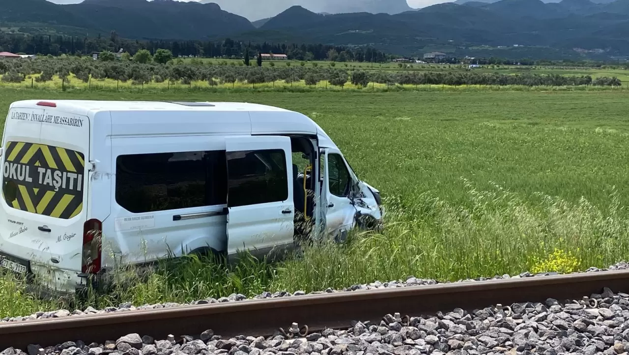 Gaziantep’te korkunç kaza! Ortaokul öğrencilerini taşıyan servis trenle çarpıştı 1