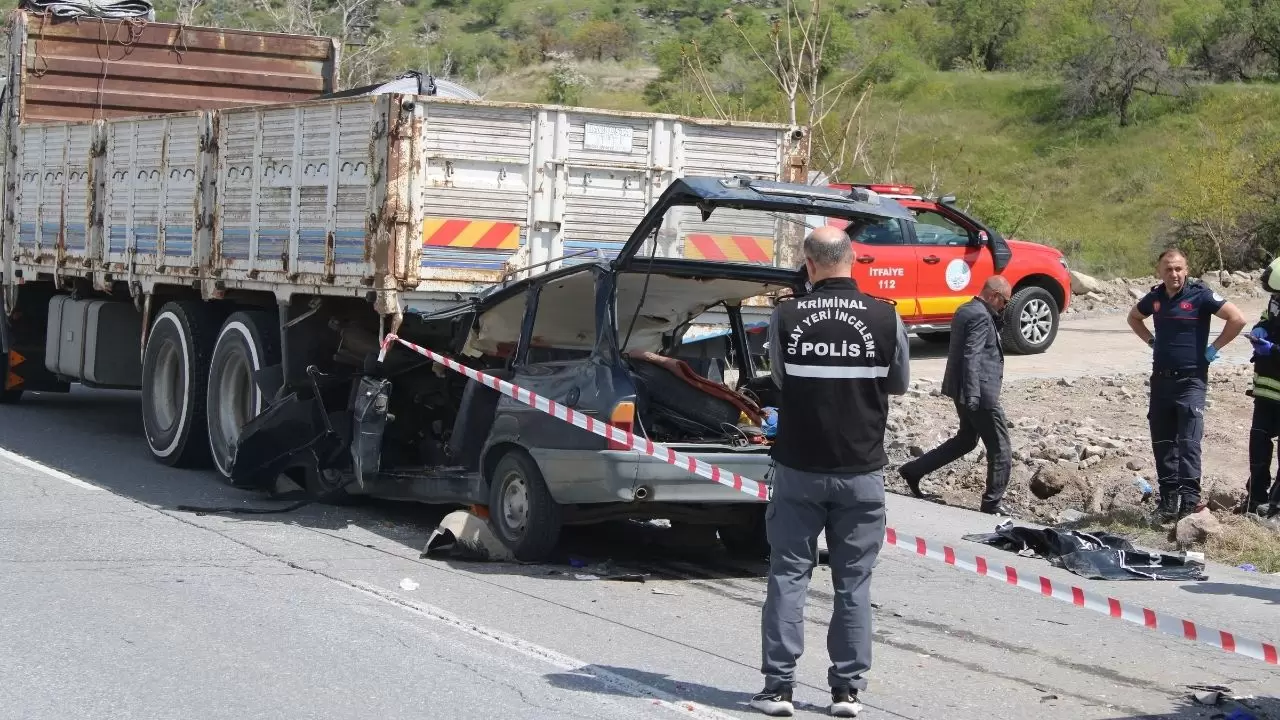 Kayseri’de kahreden kaza! Otomobil dev kamyonun altına ok gibi saplandı 5