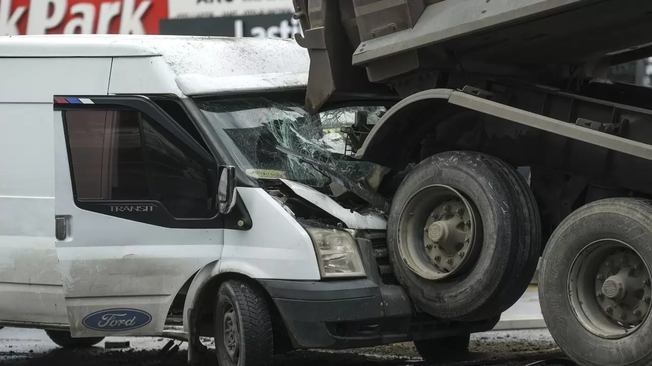 TIR sürücüsünün inanılmaz hatası köprüyü yerle bir etti! 5