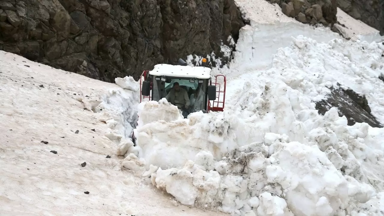 Bitlis’te Mayıs’ta kar şoku: İş makineleri karın altında kaldı! 5