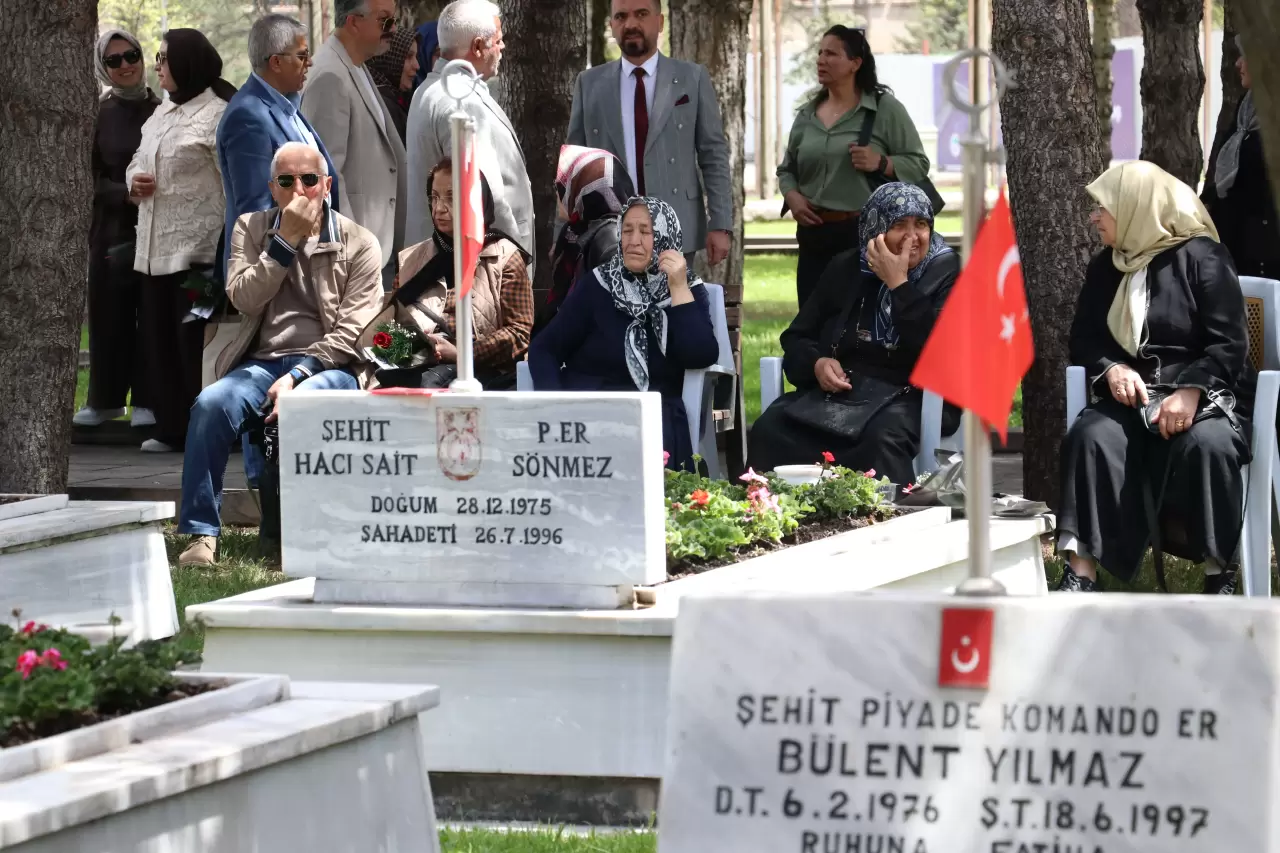 Anneler Günü’nde yürek burkan buluşma: Şehit anneleri, evlatlarının mezarında dua etti 5