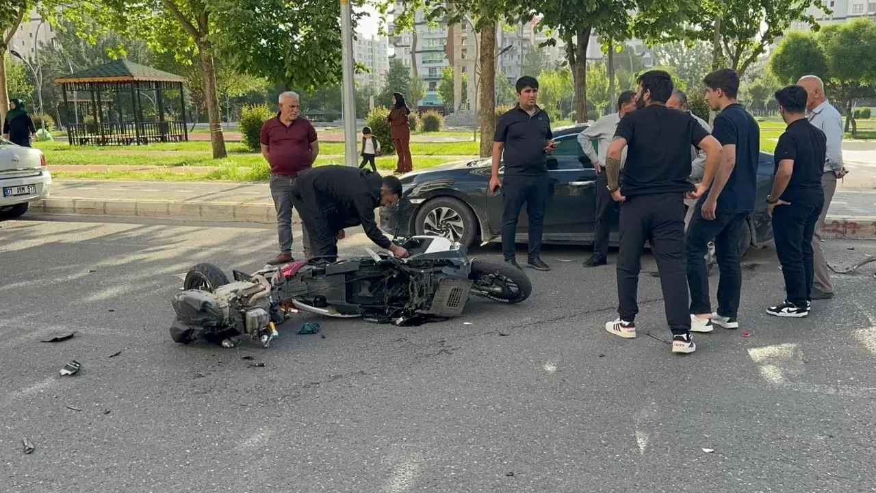 Motosiklet ikiye bölündü, sürücü ağır yaralı! 1
