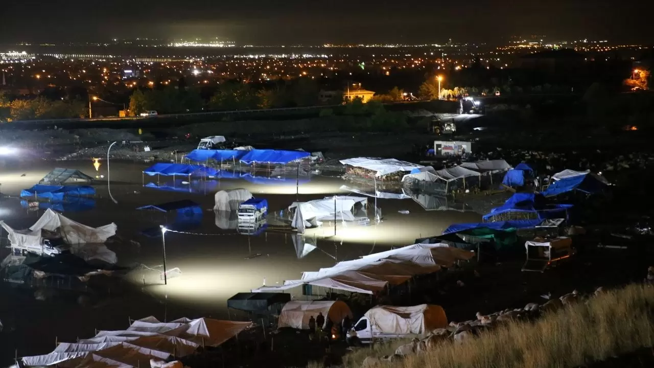 Araçlar sularla sürüklendi, ev ve iş yerlerini su bastı 7