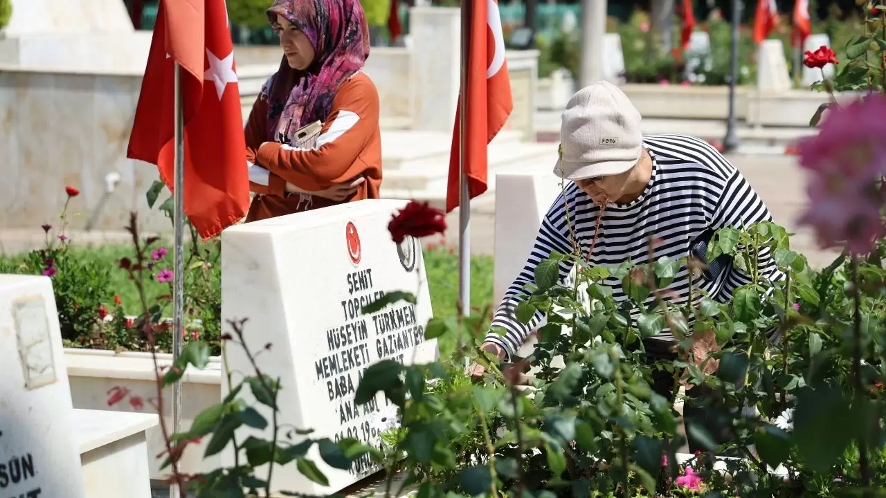 Şehitlikte bayram ibadeti sırasında yürek dağlayan sözler! 3