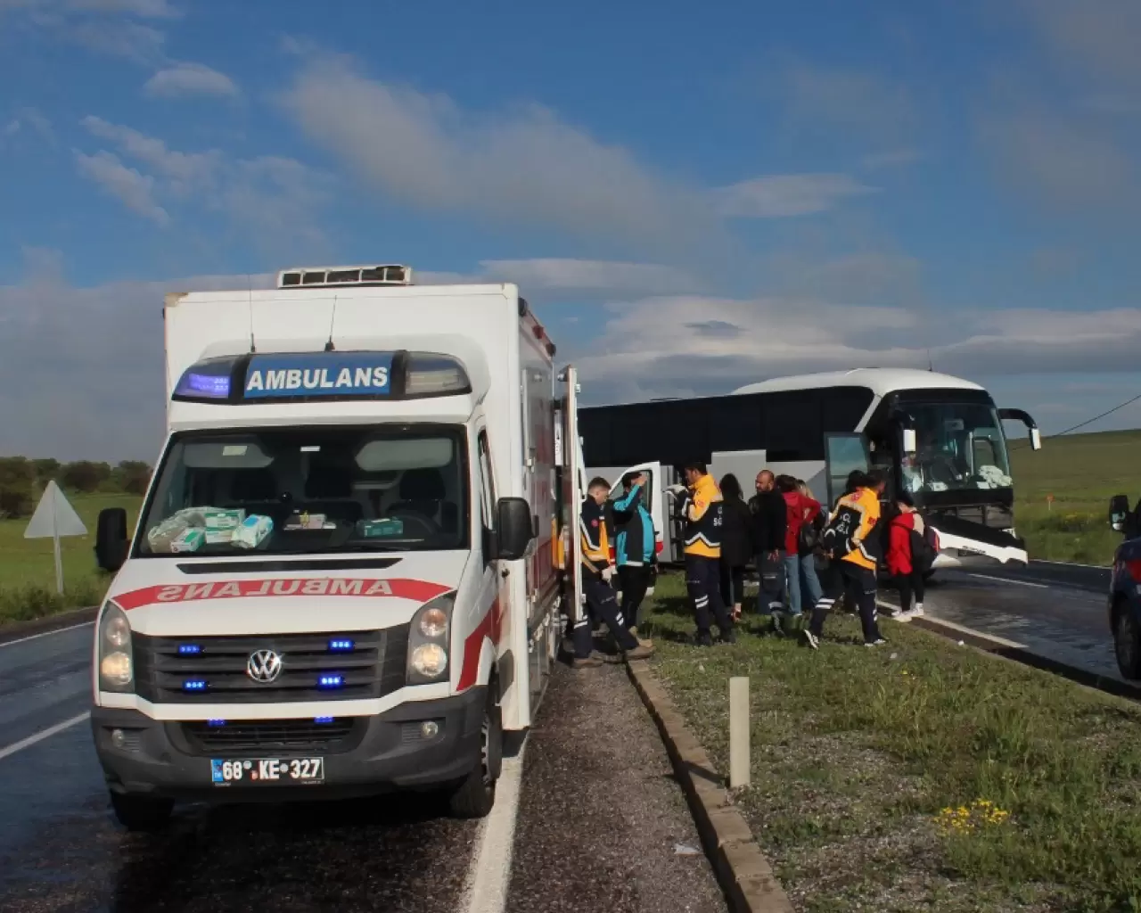 Aksaray-Nevşehir yolunda tur otobüsü kaza yaptı 1