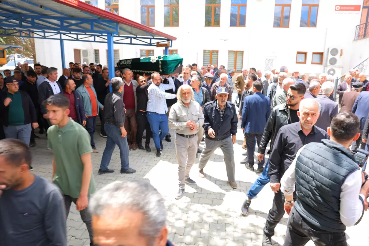 Kübra Yapıcı memleketinde son yolculuğuna uğurlandı! Kahramanmaraş’ta gözyaşları sel oldu: 'Bir çocuk annesiydi...' 3