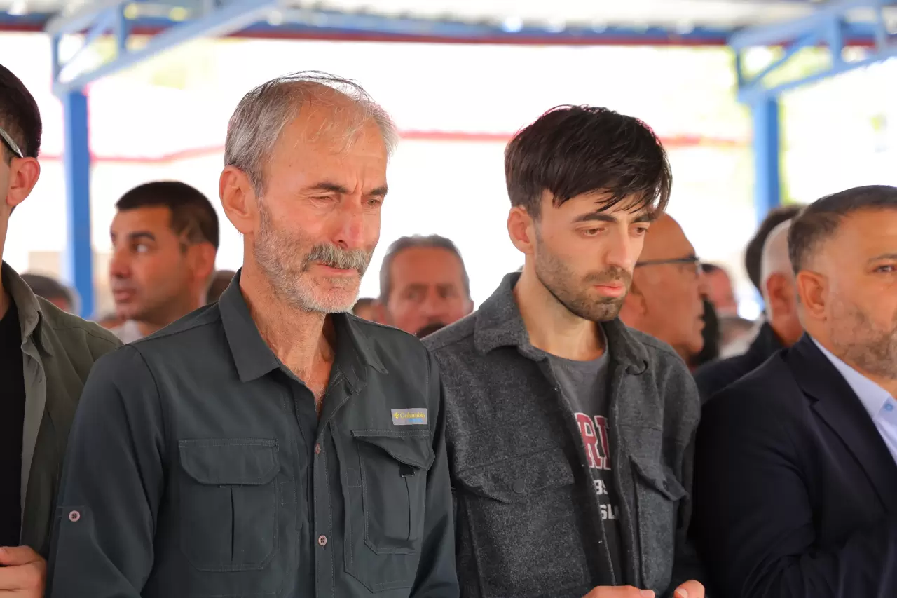Kübra Yapıcı memleketinde son yolculuğuna uğurlandı! Kahramanmaraş’ta gözyaşları sel oldu: 'Bir çocuk annesiydi...' 4
