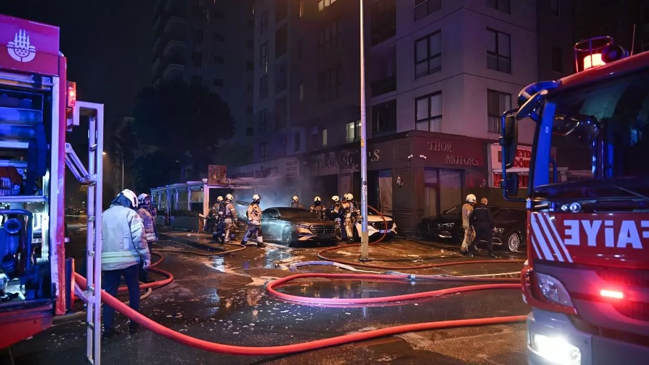 Kadıköy’de oto galeride alevli gece! Park halindeki araç bomba gibi patladı 6
